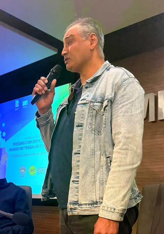 “A iniciativa é muito importante desde que ela tenha uma sequência depois nos resultados de tudo que foi proposto junto às empresas para que melhore a quantidade e a qualidade das pessoas com deficiência dentro do mercado de trabalho. Bom, tendo toda essa visão que a gente teve hoje, a conversa que teve dentro do sindicato como um todo, é bem válida e que colocamos aí e fazemos o processo andar da melhor maneira possível”-José Claro Melo, Delegado de fábrica na Volvo e deficiente visual